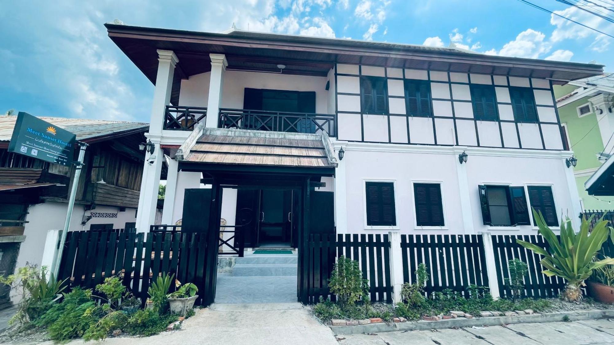 Meet Sunset Hostel Luangprabang Exteriör bild